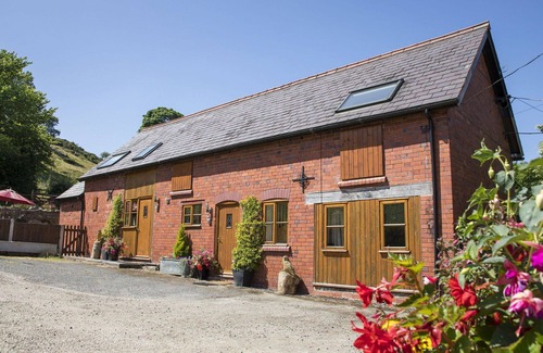 Llangollen House | Stunning villa for 2 people with WIFI, TV and pets allowed