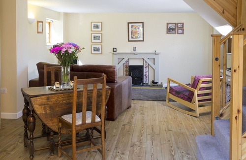 Llangollen House | Stunning villa for 2 people with WIFI, TV and pets allowed