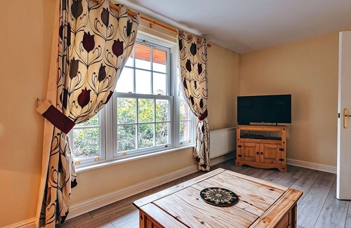Eaton Mascott House | Stunning villa for 4 guests with WIFI, TV and pets allowed