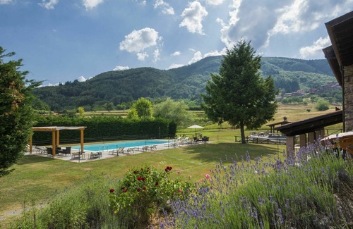 Camporgiano Villa | Stunning villa for 8 guests with WIFI, private pool, TV and pets allowed