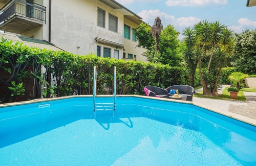 Tonfano House | Stunning villa for 8 people with WIFI, private pool, TV and pets allowed, close to Forte Dei Ma.