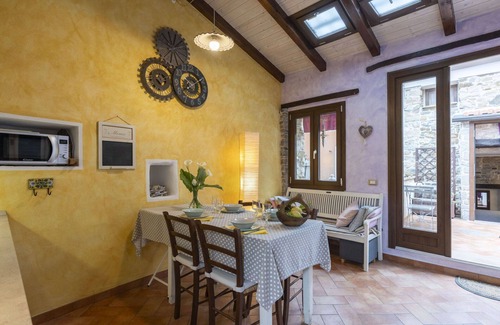 Diano Arentino House | Stunning villa for 4 people with WIFI, TV, balcony, pets allowed and parking