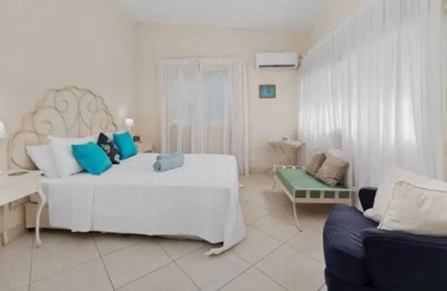 Halcyon Heights Villa | Stunning villa with saltwater pool & scenic porch