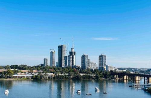 Meadowbank Apartment | Stunning waterfront 3 bedroom condo with Pool, BBQ