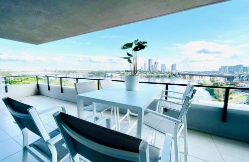 Meadowbank Apartment | Stunning waterfront 3 bedroom condo with Pool, BBQ