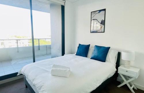 Meadowbank Apartment | Stunning waterfront 3 bedroom condo with Pool, BBQ