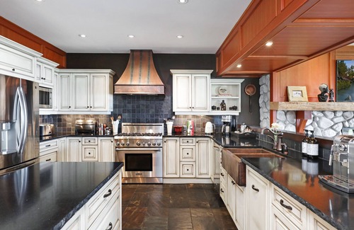 Courtenay House | Stunning waterfront home at Gartley Beach, close to King Fisher resort and Spa.