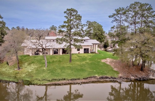 Riverside House | Stunning Waterfront Home with Beautiful Views, A Perfect Retreat for Relaxation