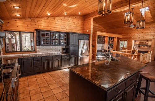 Hayward Cabin | Stunning Waterfront Modern Cabin inNational Forest Saturday/Saturday Wkly Rental