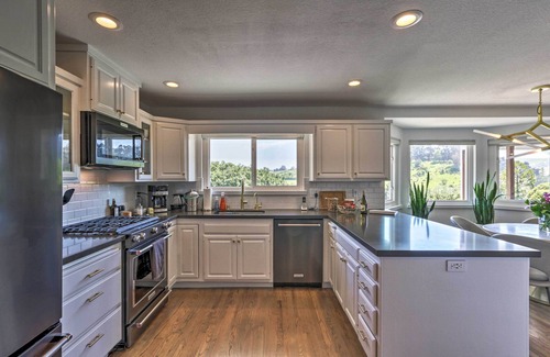 Sebastopol House | Stunning West Sonoma Retreat with Spectacular Pool, Gardens and Views