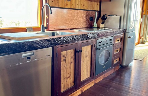 Brukunga Apartment | Stunningly built open-plan Studio in natural pastureland setting