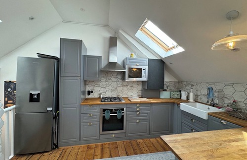 Clapton Apartment | Stunningly Vibrant 1BD Flat, Lower Clapton