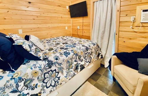 Milton Cabin | Sturgeon’s Riverfront Hide-Away - 30 min to beach