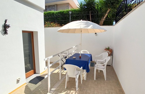 Trani Apartment | Style and relaxation a stone's throw from the sea, private parking included