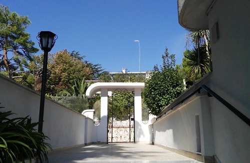 Trani Apartment | Style and relaxation a stone's throw from the sea, private parking included