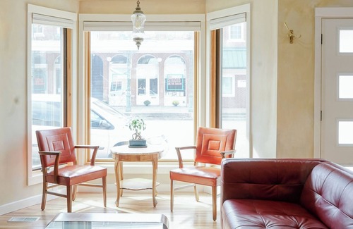 Petersburg House | Style on the Square 2-bedroom bungalow with WiFi, AC in Petersburg