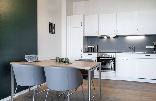 Wismar Apartment | Stylisches Hafenapartment mit Balkon, Wlan, Saunanutzung und Tollem Hafenblick