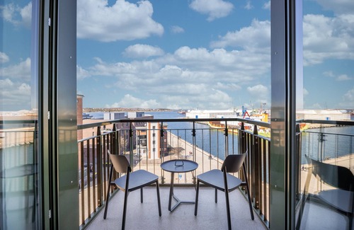 Wismar Apartment | Stylisches Hafenapartment mit Balkon, Wlan, Saunanutzung und Tollem Hafenblick