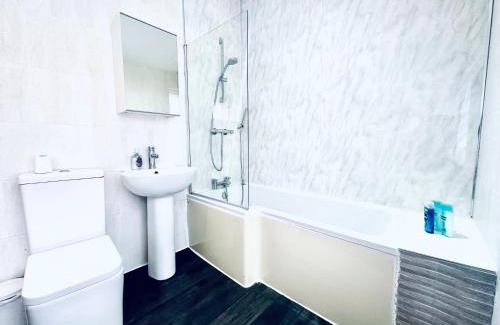 Staines Apartment | Stylish 1 Bedroom Flat in the Heart of Staines
