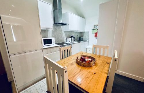 Staines Apartment | Stylish 1 Bedroom Flat in the Heart of Staines