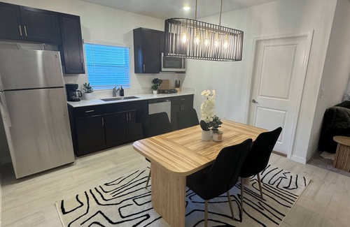 Balm House | Stylish 1 Bedrm Suite + Queen SofaBed Suite! High Speed WiFi!