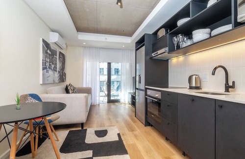 Sea Point Apartment | Stylish, 1-bedroom apartment with WiFi, Spa, Restaurant in Central Cape Town
