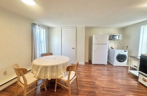 Mechanicsville House | Stylish 1-Bedroom Duplex home with Air Conditioning in Desirable Danville