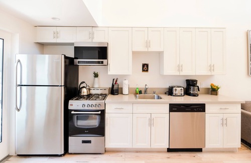 Koreatown Apartment | Stylish 1-Bedroom Lofts in Hollywood With Balcony & Free Gated Parking & WiFi
