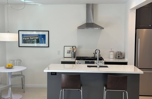The Movie Colony Cottage | Stylish 1-bedroom Guesthouse with pool, close to town
