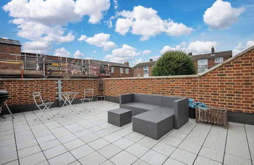 Forest Hill Apartment | Stylish 1BD with Sunny Terrace, Honor Oak Park