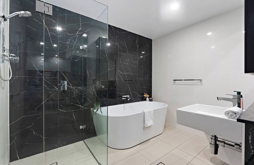 Mascot Apartment | Stylish 1BR - Airport Access & City Convenience