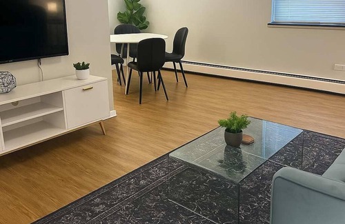 Lake View East Apartment | Stylish 1BR Apt in Lakeview