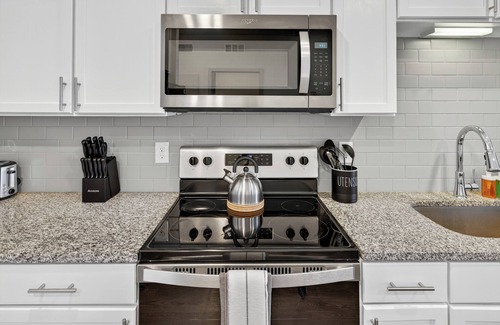 Arlington Apartment | Stylish 1BR Apt/King Bed/ Pool/Close to Beach