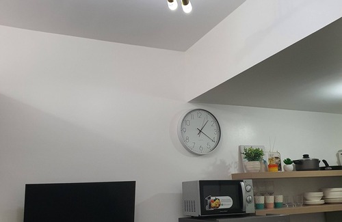 Las Pinas Apartment | Stylish 1BR Condo SM Southmall w/100mbps wifi Netflix Disney +