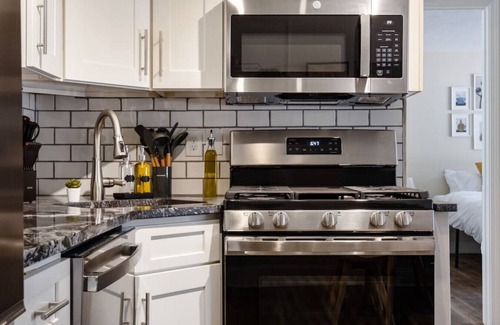 Pittsburgh Apartment | Stylish 1BR East Liberty Apt | King Bed Parking