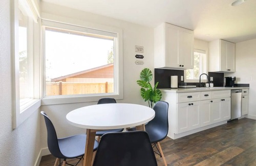 Northgate House | Stylish 2-bd Home, Blocks to Shops & Light Rail