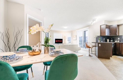 Southeast Edmonton Apartment | Stylish 2 Bdrm free Wifi Netflix Disney+ UGprkg