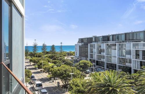 North Fremantle Apartment | Stylish 2-Bed Apartment with Rooftop BBQ Access