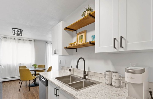 Fort McMurray Apartment | Stylish 2-bed Apt Fort Mcmurray Fast Wi-fi Newly Reno