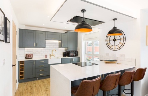 Warwick Apartment | Stylish 2 Bed Flat in Warwick with Private Parking