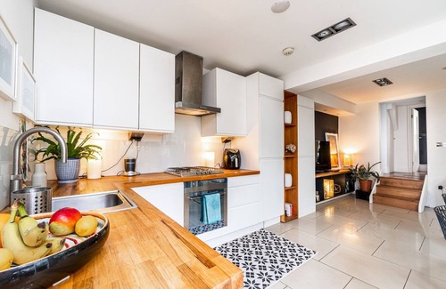 Crouch End Apartment | Stylish 2-Bed Flat w/Private Garden in Crouch End