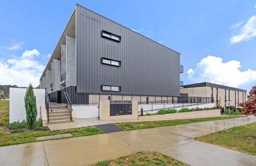Taylor Apartment | Stylish 2-Bed Townhouse with Balcony