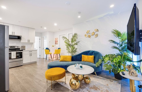 Port Coquitlam House | Stylish 2-bedroom Miami Vibe Getaway with High Speed WiFi access
