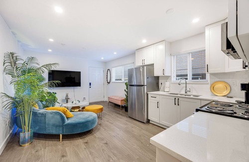 Port Coquitlam House | Stylish 2-bedroom Miami Vibe Getaway with High Speed WiFi access