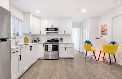 Port Coquitlam House | Stylish 2-bedroom Miami Vibe Getaway with High Speed WiFi access