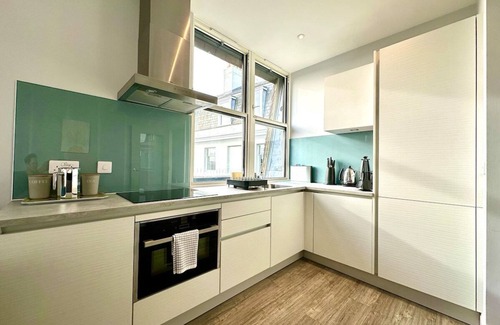 Poole Apartment | Stylish 2 Bedroom Apartment - Free Parking & WiFi