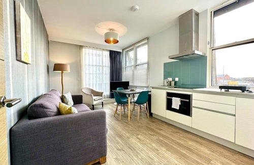 Poole Apartment | Stylish 2 Bedroom Apartment - Free Parking & WiFi