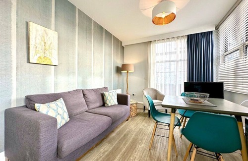 Poole Apartment | Stylish 2 Bedroom Apartment - Free Parking & WiFi