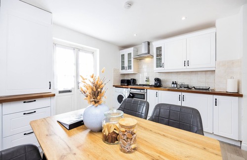 Cubitt Town House | Stylish 2-Bedroom House with Garden & 2 Smart TVs – A Rare London Gem!