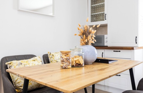 Cubitt Town House | Stylish 2-Bedroom House with Garden & 2 Smart TVs – A Rare London Gem!